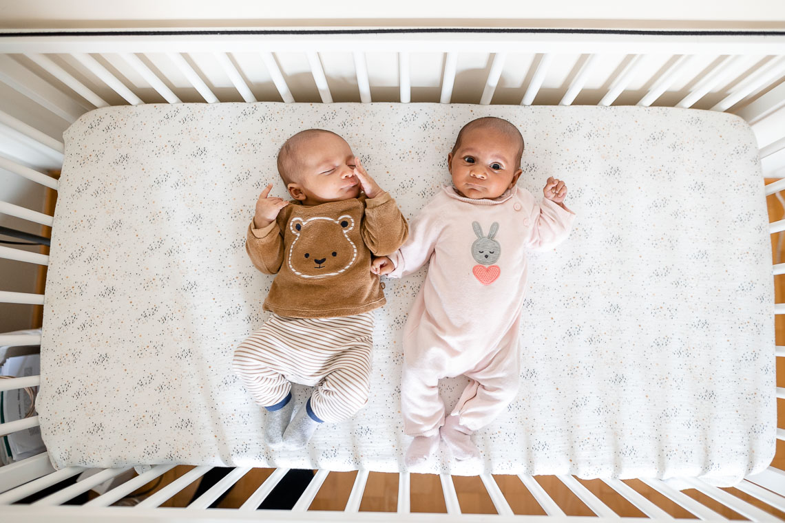 Jumeaux : Une séance photo avec 2 bébés dans le 92