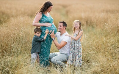 Séance photo de grossesse dans un champ